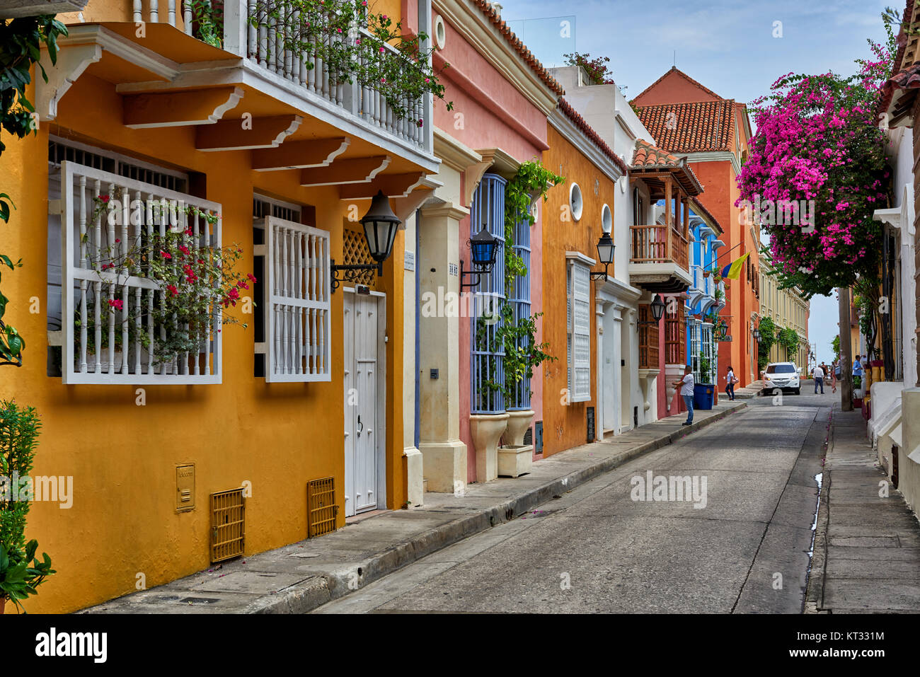 Tipiche facciate colorate con balconi e fiori di case a Cartagena de Indias, Colombia, Sud America Foto Stock