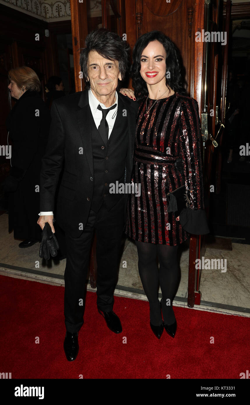 Ronnie Wood e Sally Humphreys, arrivando alla serata di apertura del musical di Broadway, Hamilton al Victoria Palace Theatre, Londra centrale. Foto Stock