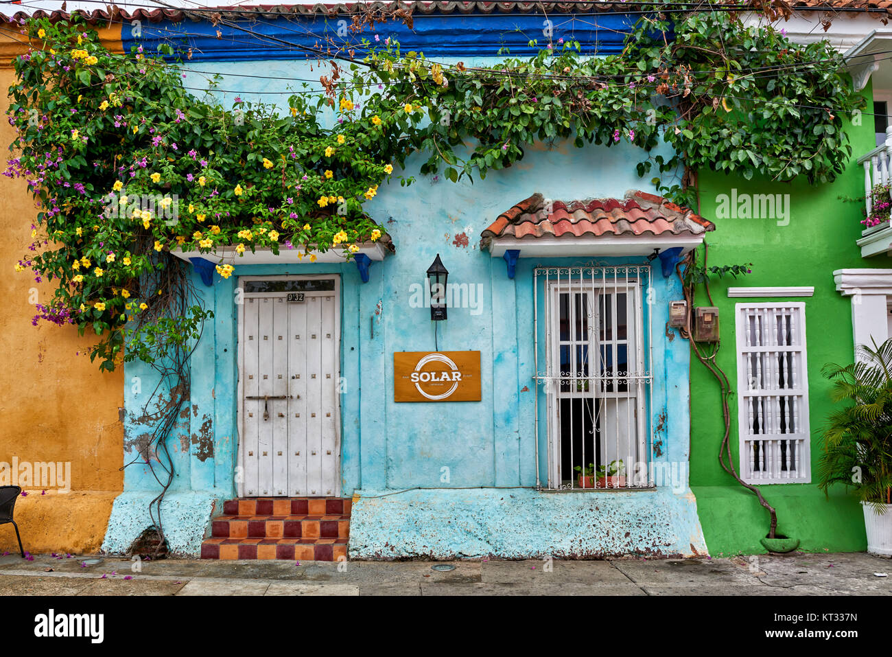 Tipiche facciate colorate con fiori di case nel distretto Getsemani di Cartagena de Indias, Colombia, Sud America Foto Stock