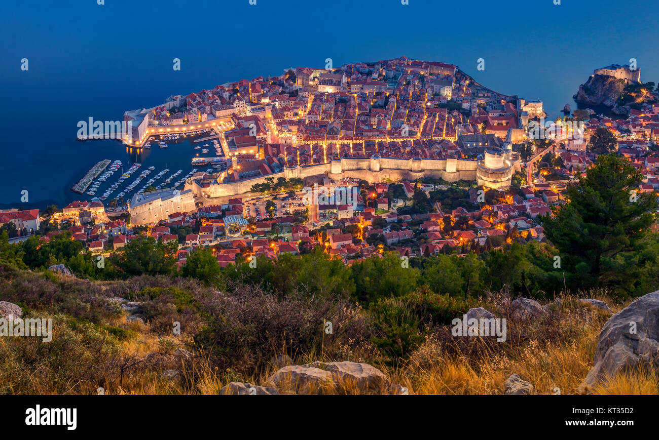 Sera ore blu che si affaccia sulla storica città fortificata di Dubrovnik in Croazia. La città si trova sulla Lista del Patrimonio Mondiale dell'Unesco. Foto Stock