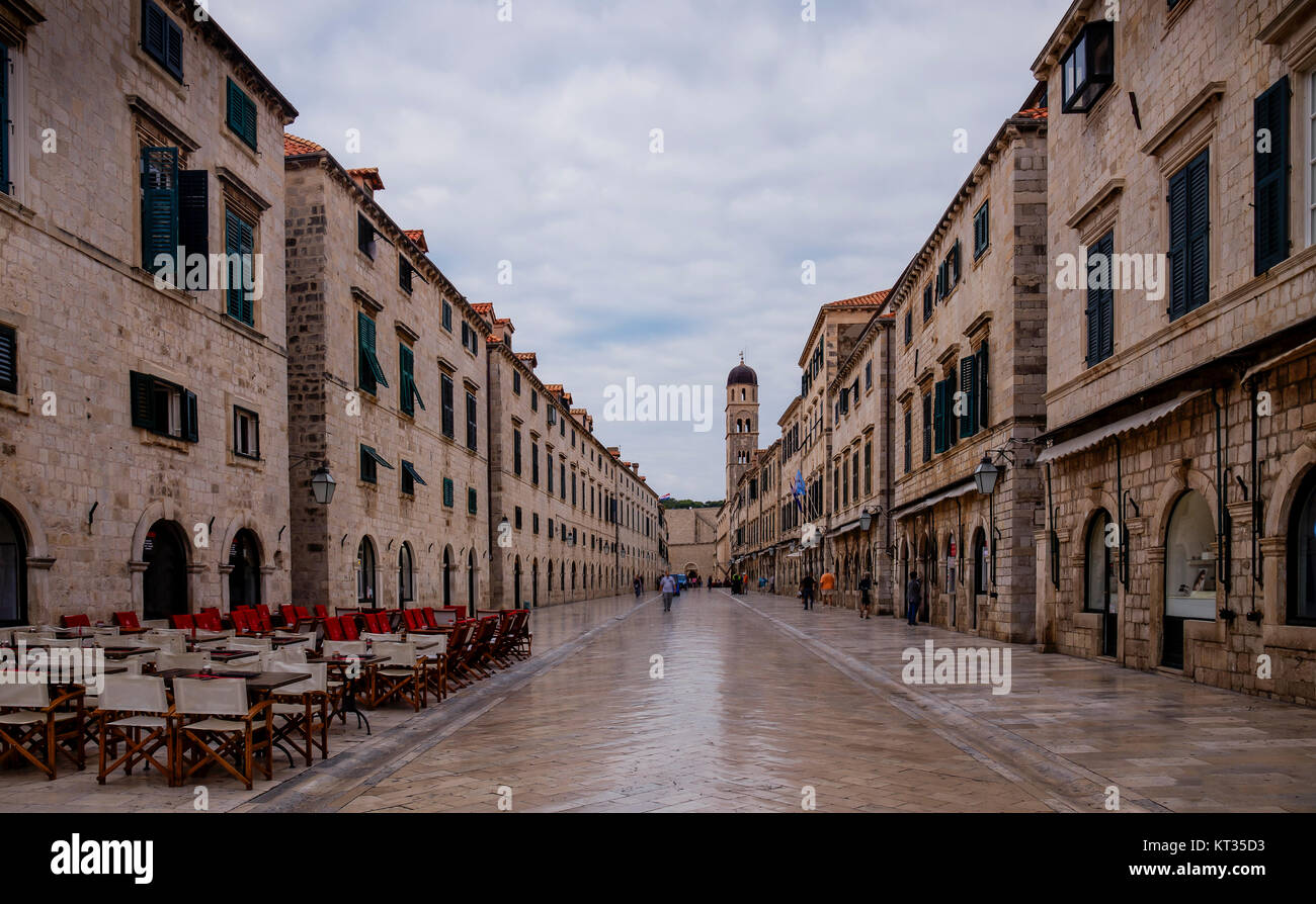 Un centro città streetview di fortificata e storica città di Dubrovnik, Croazia. La città si trova sulla Lista del Patrimonio Mondiale dell'Unesco. Foto Stock
