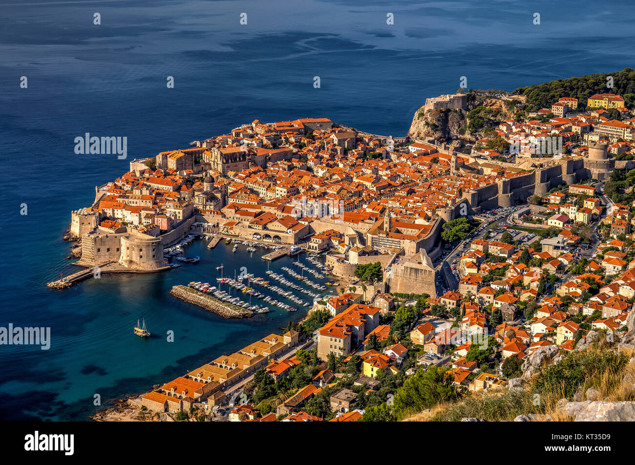 La città fortificata e la bella città di Dubrovnik come visto da un punto di vista in alto sopra la città. La città si trova sulla Lista del Patrimonio Mondiale dell'Unesco. Foto Stock