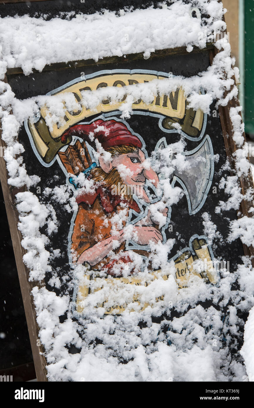 Hobgoblin pub segno coperto di neve. Cotswolds, Inghilterra Foto Stock Hobgoblin pub segno coperto di neve. Cotswolds, Inghilterra Foto Stock