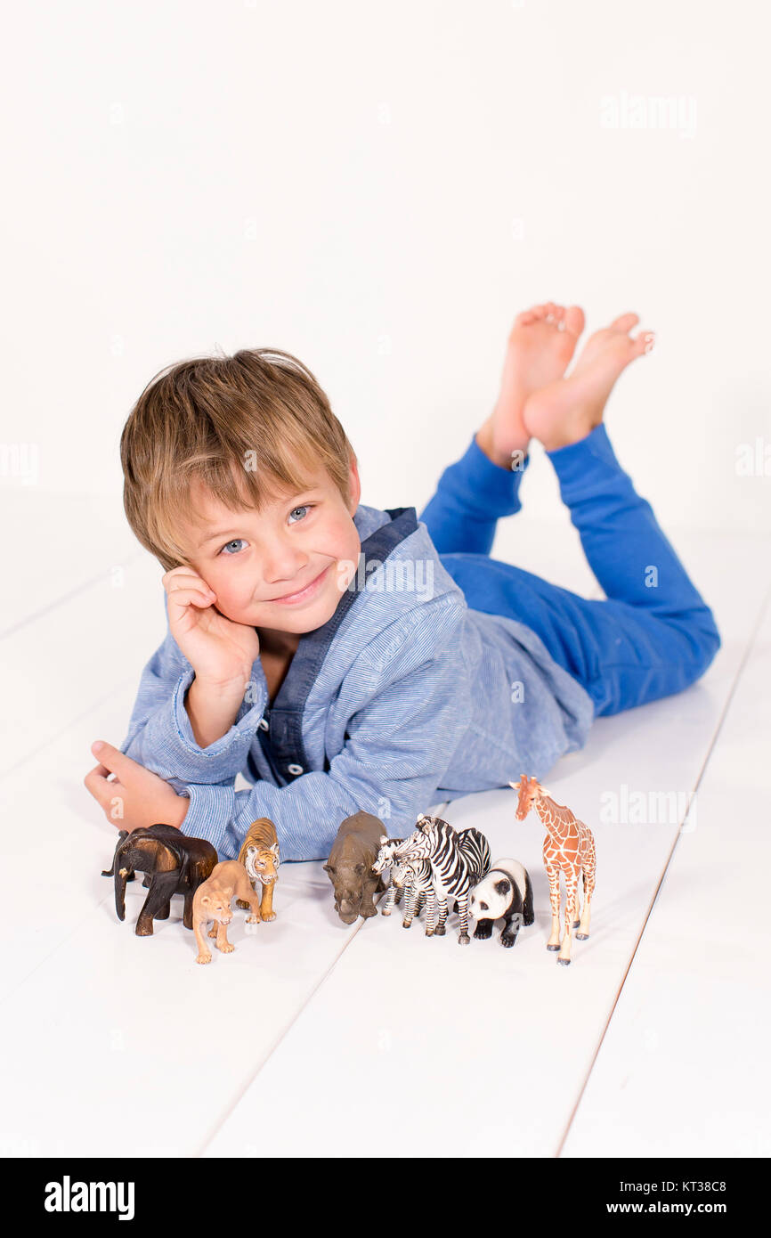 Ragazzo con animali di giocattolo Foto Stock