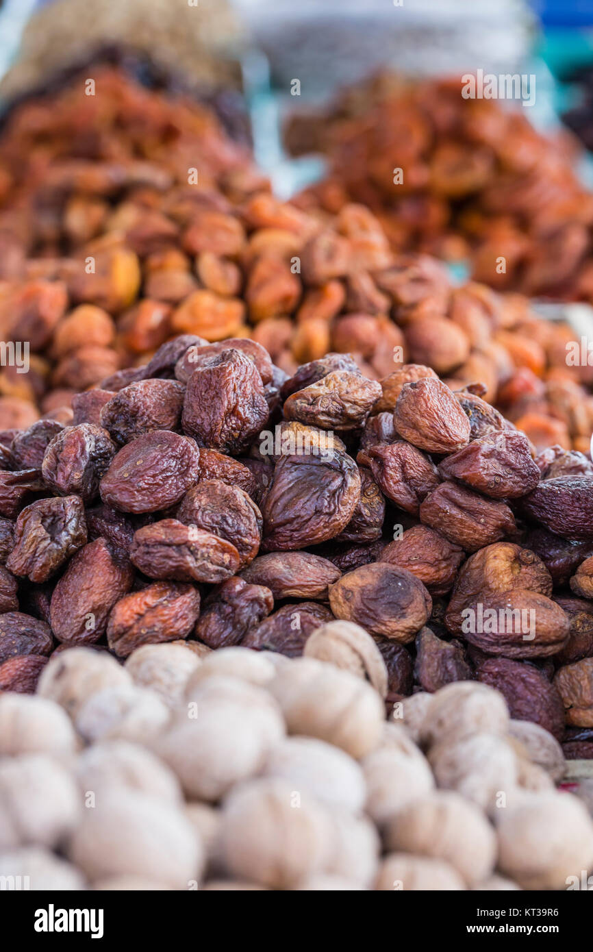 Frutta secca e spezie come anacardi, uvetta, chiodi di garofano, anice, ecc. sul display per la vendita in un bazar in materia di SSL in Kirghizistan. Foto Stock