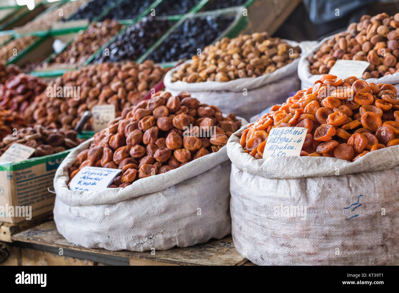 Frutta secca e spezie come anacardi, uvetta, chiodi di garofano, anice, ecc. sul display per la vendita in un bazar di SSL a Bishkek Kirghizistan. Foto Stock