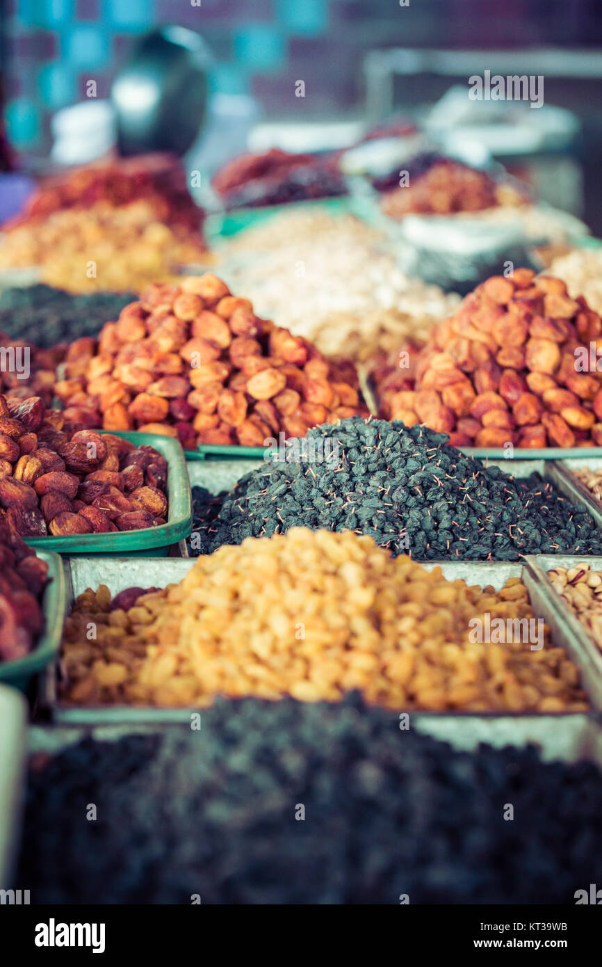 Frutta secca e spezie come anacardi, uvetta, chiodi di garofano, anice, ecc. sul display per la vendita in un bazar in materia di SSL in Kirghizistan. Foto Stock