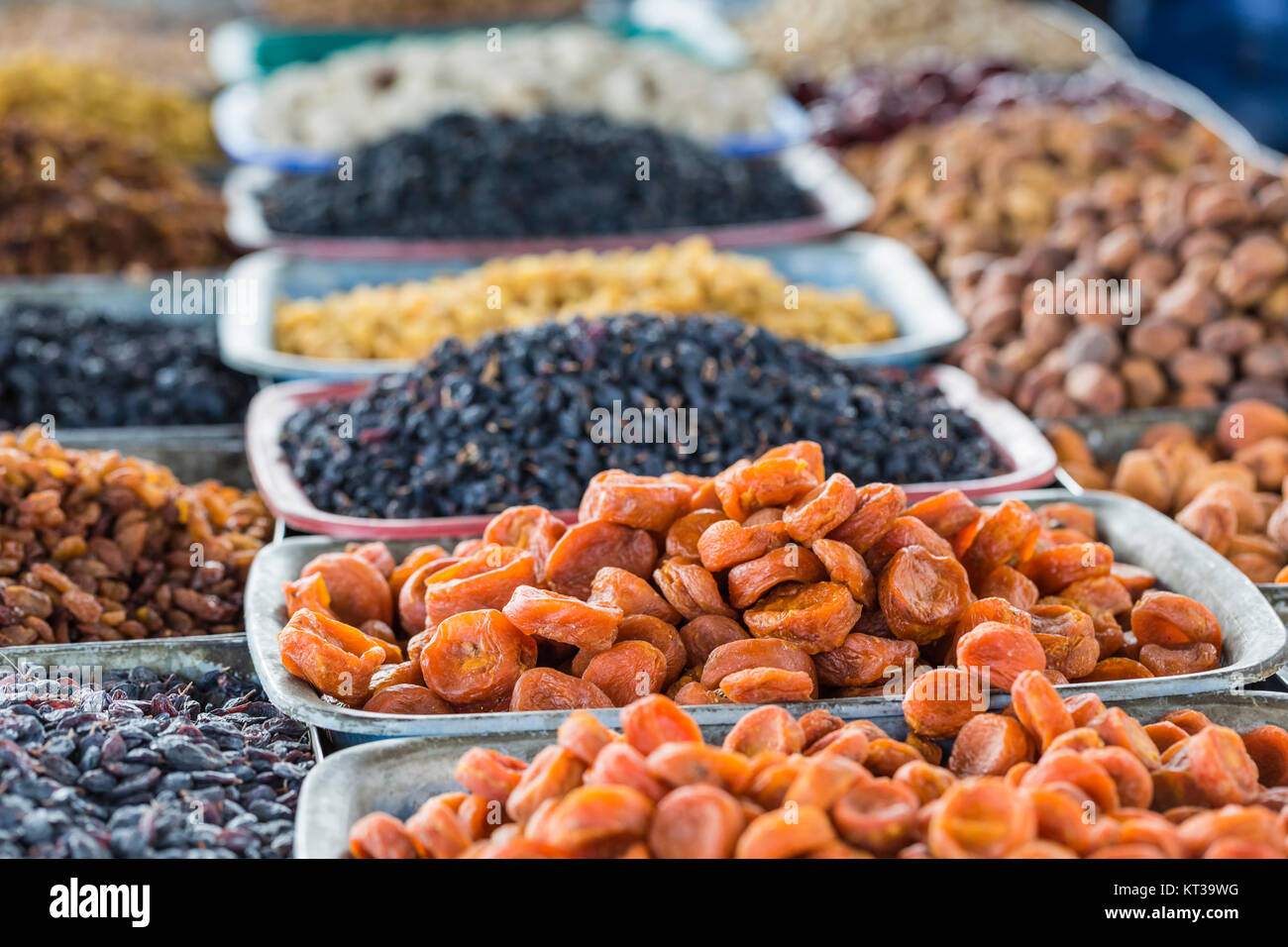 Frutta secca e spezie come anacardi, uvetta, chiodi di garofano, anice, ecc. sul display per la vendita in un bazar in materia di SSL in Kirghizistan. Foto Stock