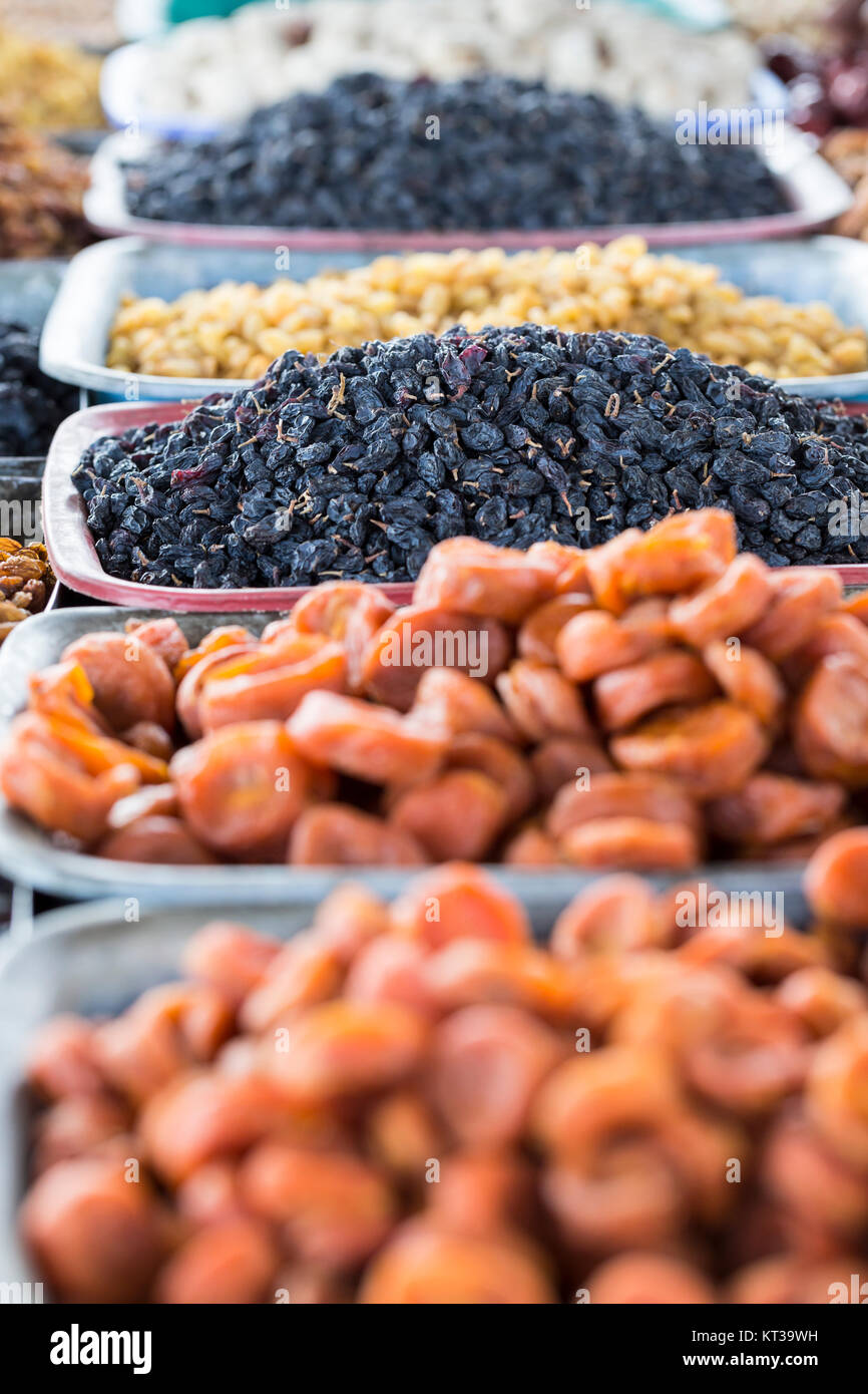 Frutta secca e spezie come anacardi, uvetta, chiodi di garofano, anice, ecc. sul display per la vendita in un bazar in materia di SSL in Kirghizistan. Foto Stock