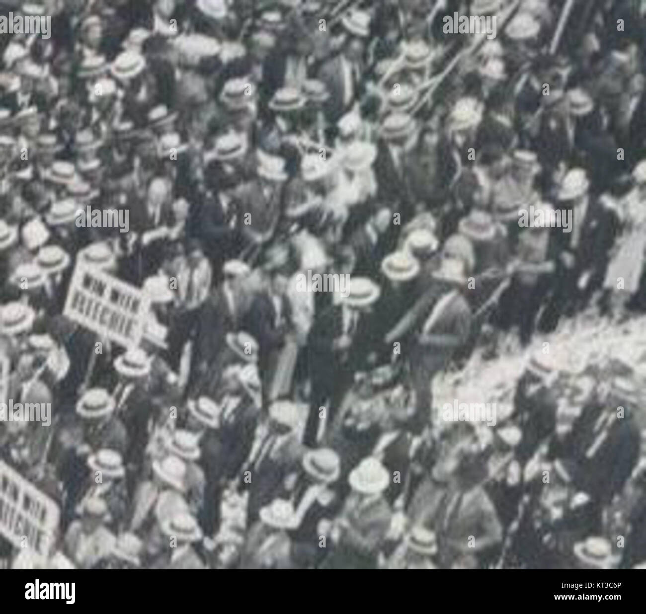 Albert Ritchie, una figura politica di spicco, arriva al Congress Hotel nel 1932 per la convention. L'evento segna un momento significativo nella storia politica dell'epoca. Foto Stock