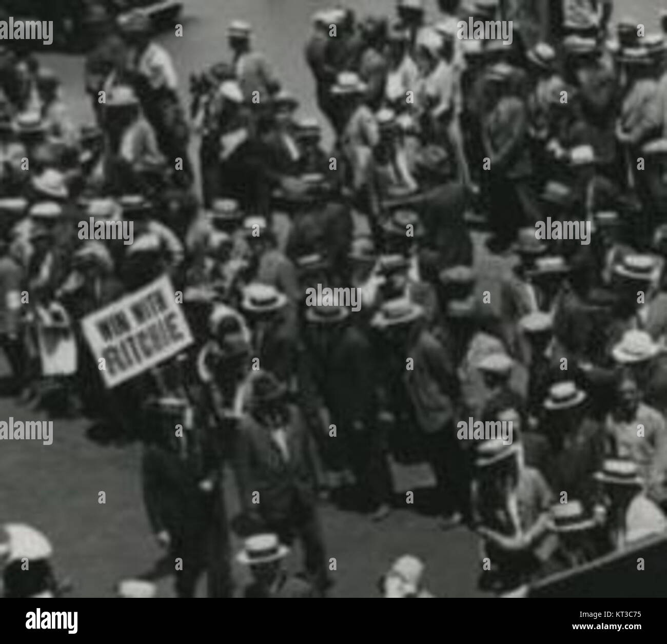 Albert Ritchie, una figura politica, arriva al Congress Hotel nel 1932 per una convention. Questo evento segna un momento significativo nella sua carriera politica. Foto Stock