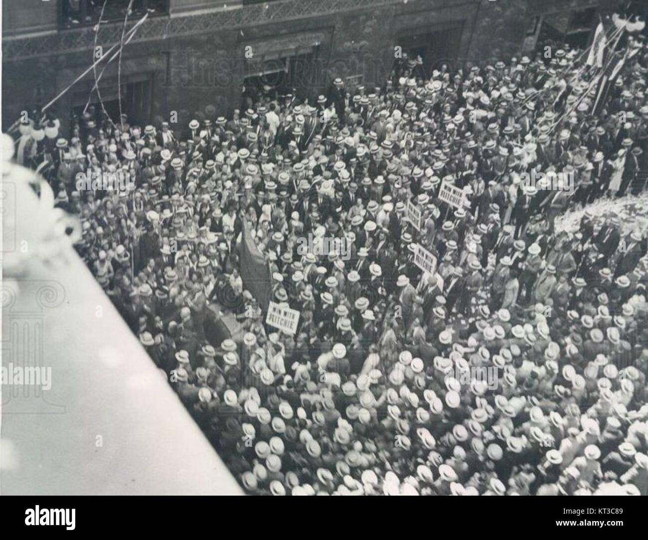 Albert Ritchie, una figura di spicco, arriva al Congress Hotel per la convention del 1932, un importante evento storico nel panorama politico dell'epoca. Foto Stock