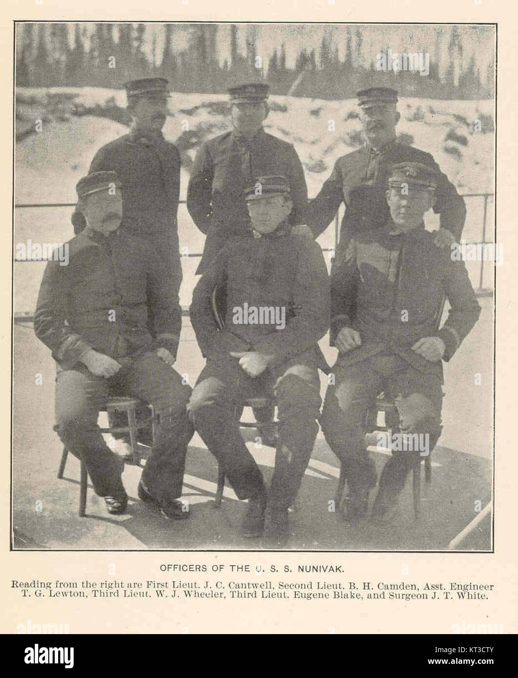 Questa fotografia storica mostra gli ufficiali a bordo della USS Nunivak, con il primo tenente J.C. Cantwell, il secondo tenente B.H. Camden e l'assistente ingegnere T.G. in un ambiente formale. Foto Stock