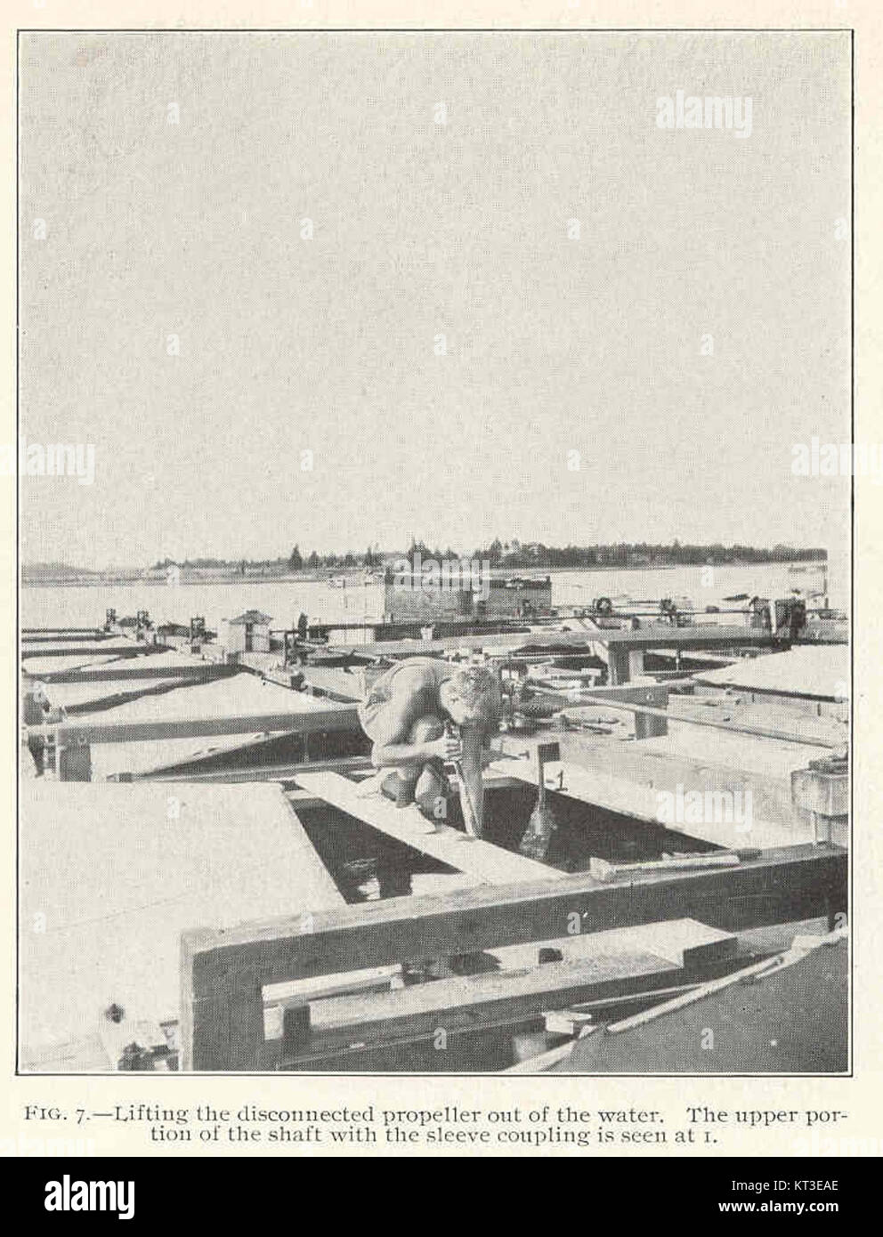 Questa immagine rappresenta un processo tecnico, eventualmente correlato a macchinari o ingegneria, che mostra il sollevamento di attrezzature e parti di macchinari scollegate, con dettagli sui componenti di accoppiamento dell'albero e del manicotto. Foto Stock