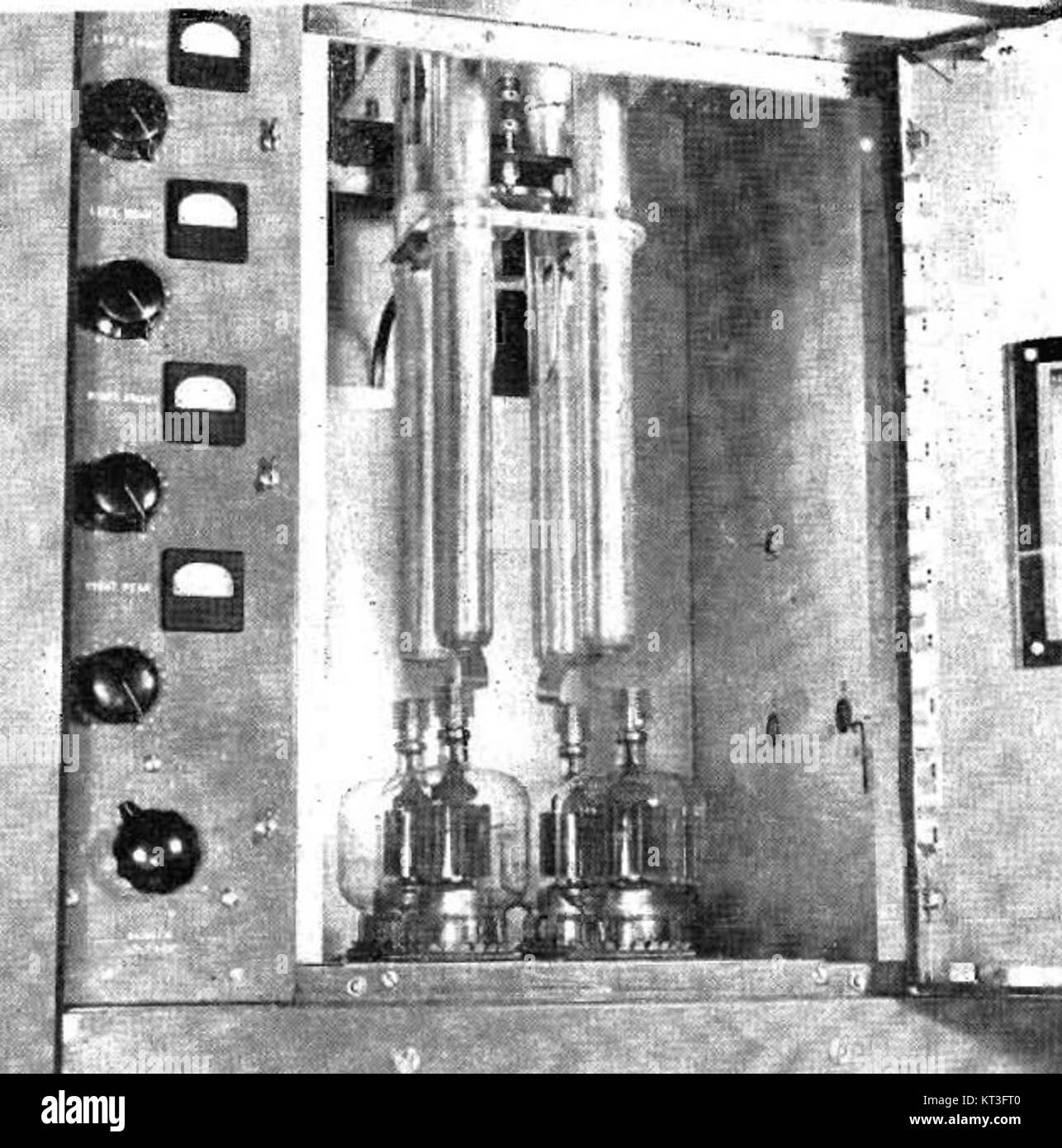 Questa immagine mostra le linee di risonanza di un trasmettitore radio FM del 1947, una tecnologia importante nello sviluppo della trasmissione FM. L'immagine riflette le prime tecniche radio e l'evoluzione della tecnologia di trasmissione. Foto Stock