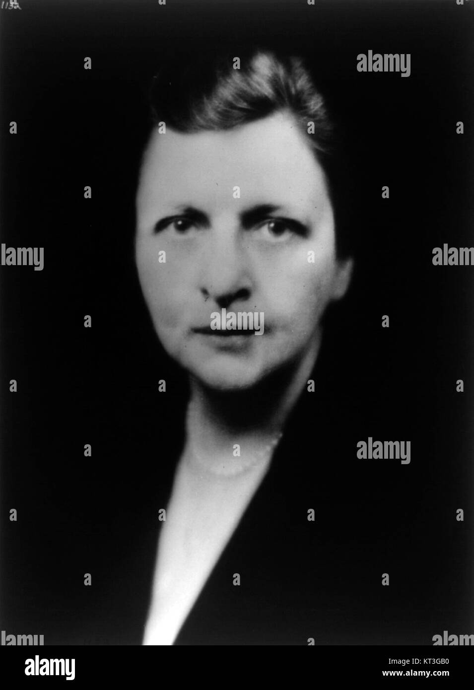 Ritratto di Frances Perkins, la prima donna Segretario del lavoro degli Stati Uniti, fotografato per la sua documentazione ufficiale e per evidenziare il suo ruolo storico nella politica americana. Foto Stock