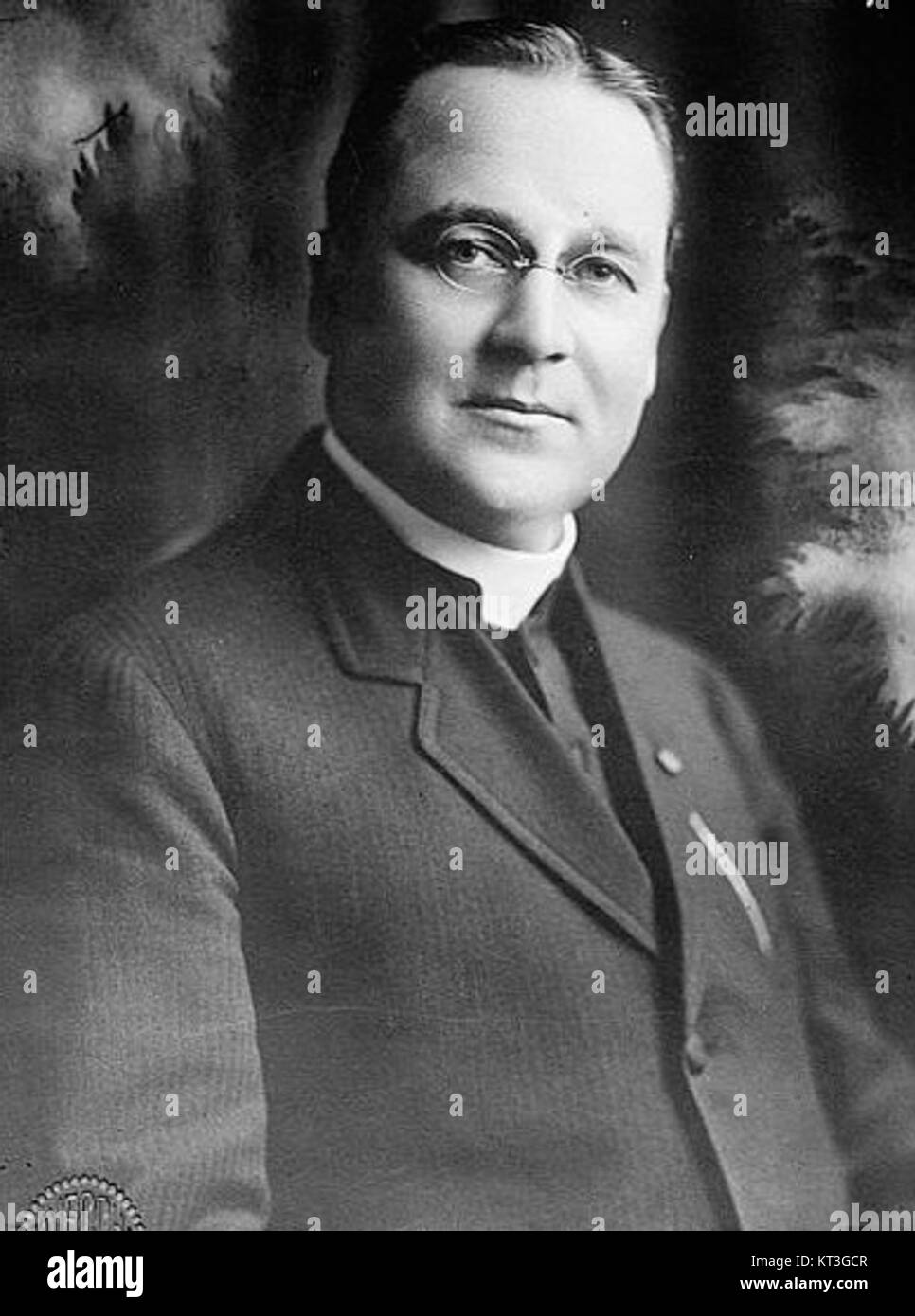 Francis Clement Kelley era un prete americano, autore e sostenitore della giustizia sociale, noto per i suoi contributi alla Chiesa cattolica e i suoi sforzi nella riforma educativa e sociale. Foto Stock