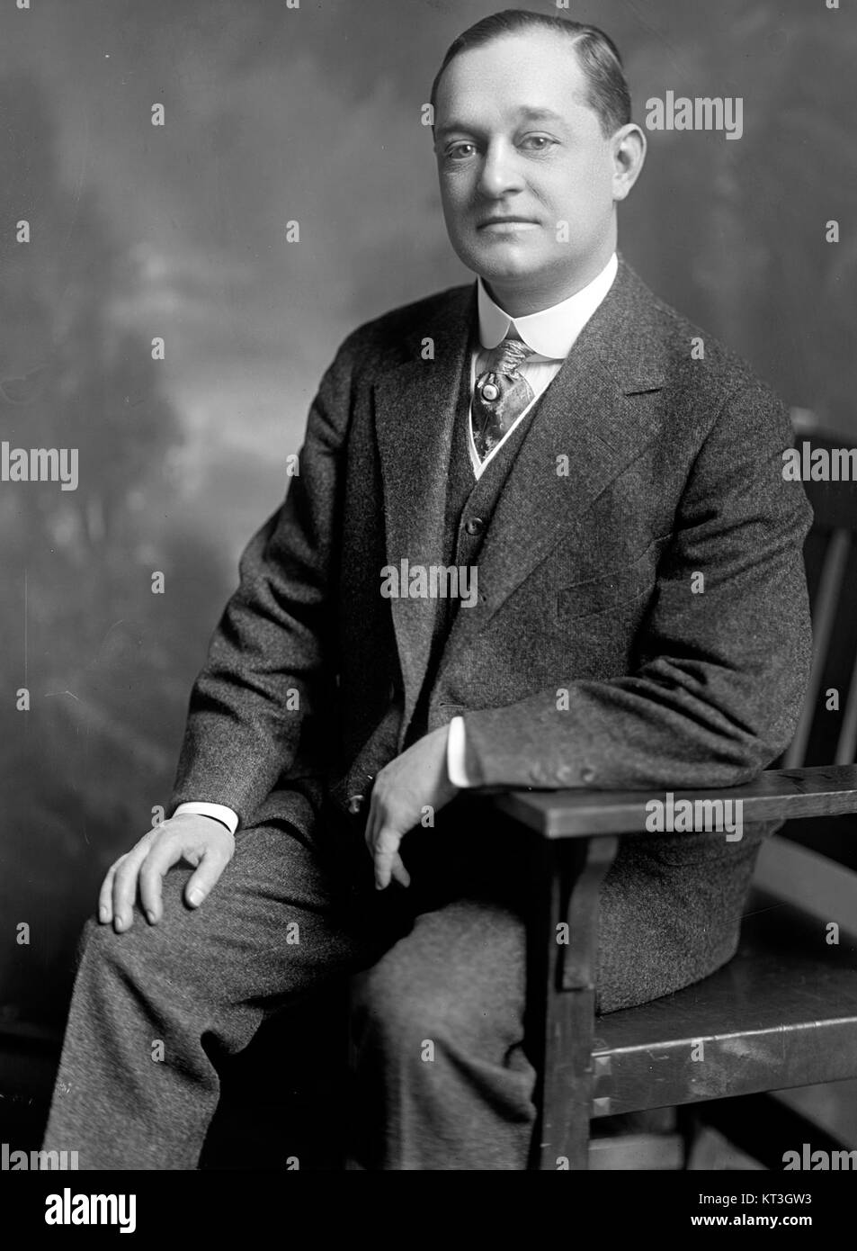 Frederick R. Lehlbach (1876–1937) fu un rappresentante repubblicano degli Stati Uniti per il decimo e dodicesimo distretto congressuale del New Jersey dal 1915 al 1937. Nato a New York City, si è laureato alla Yale University e alla New York Law School. Prima del Congresso, ha ricoperto varie posizioni legali ed educative nel New Jersey. Come membro del Congresso, ha presieduto il Comitato per la riforma nel servizio civile ed è stato delegato alla Convenzione Nazionale Repubblicana del 1924. Foto Stock