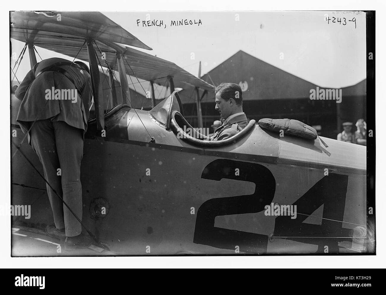 Questa foto del 1939 mostra gli aviatori dell'esercito francese a Mineola, New York. Cattura la cooperazione militare internazionale durante il preludio alla seconda guerra mondiale Foto Stock
