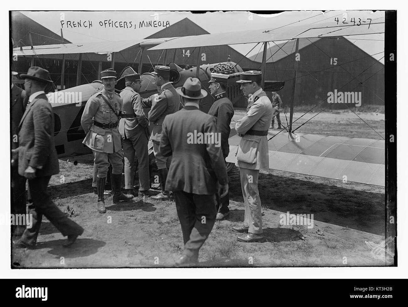 Questa foto storica mostra gli aviatori dell'esercito francese di stanza a Mineola, catturando un momento dal loro servizio durante l'inizio del XX secolo. Foto Stock