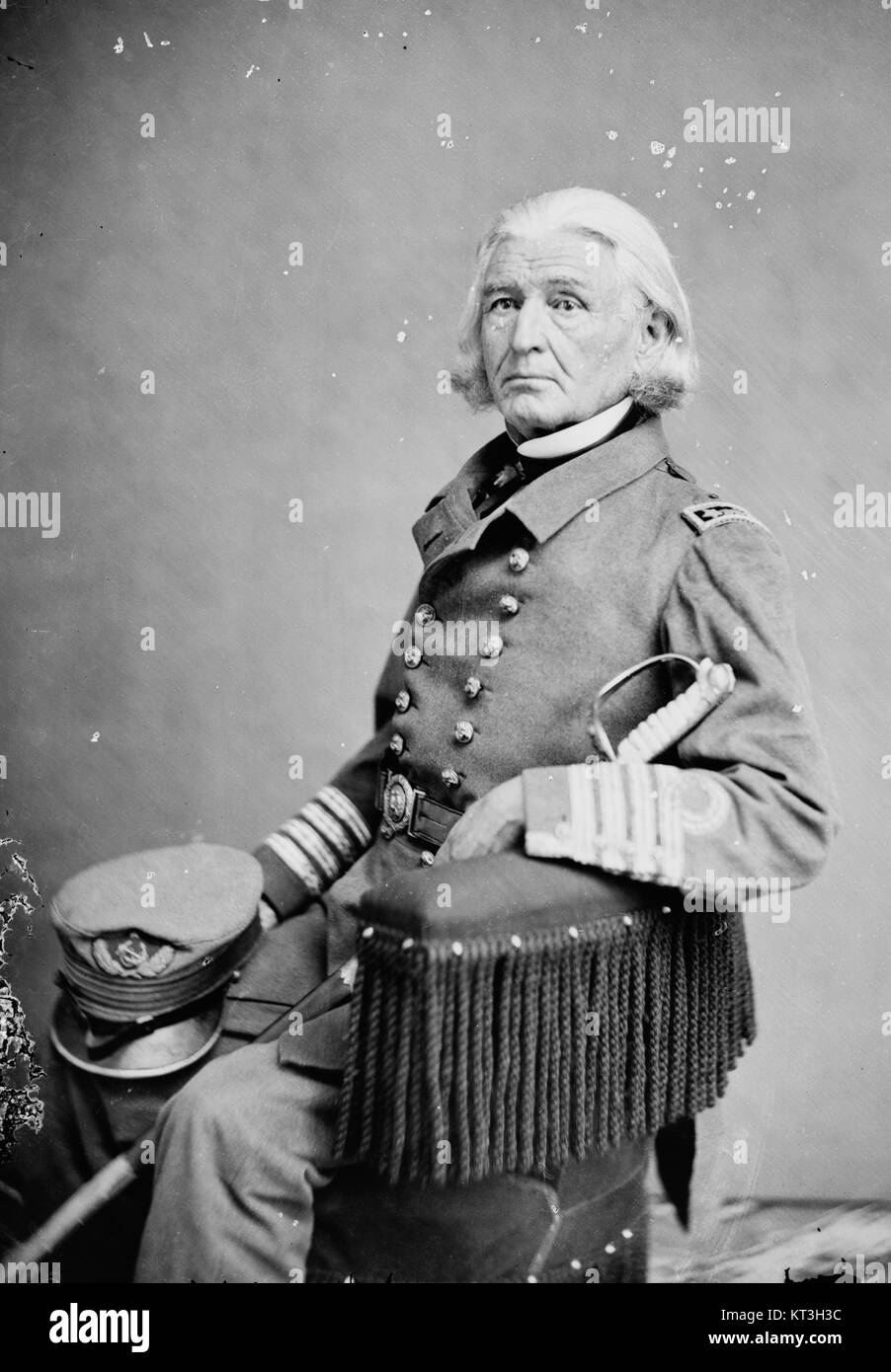 Questa fotografia, scattata da Brady-Handy, cattura un paesaggio forestale francese, mostrando la bellezza naturale dell'ambiente. L'immagine evidenzia gli elementi sereni e incontaminati della foresta. Foto Stock