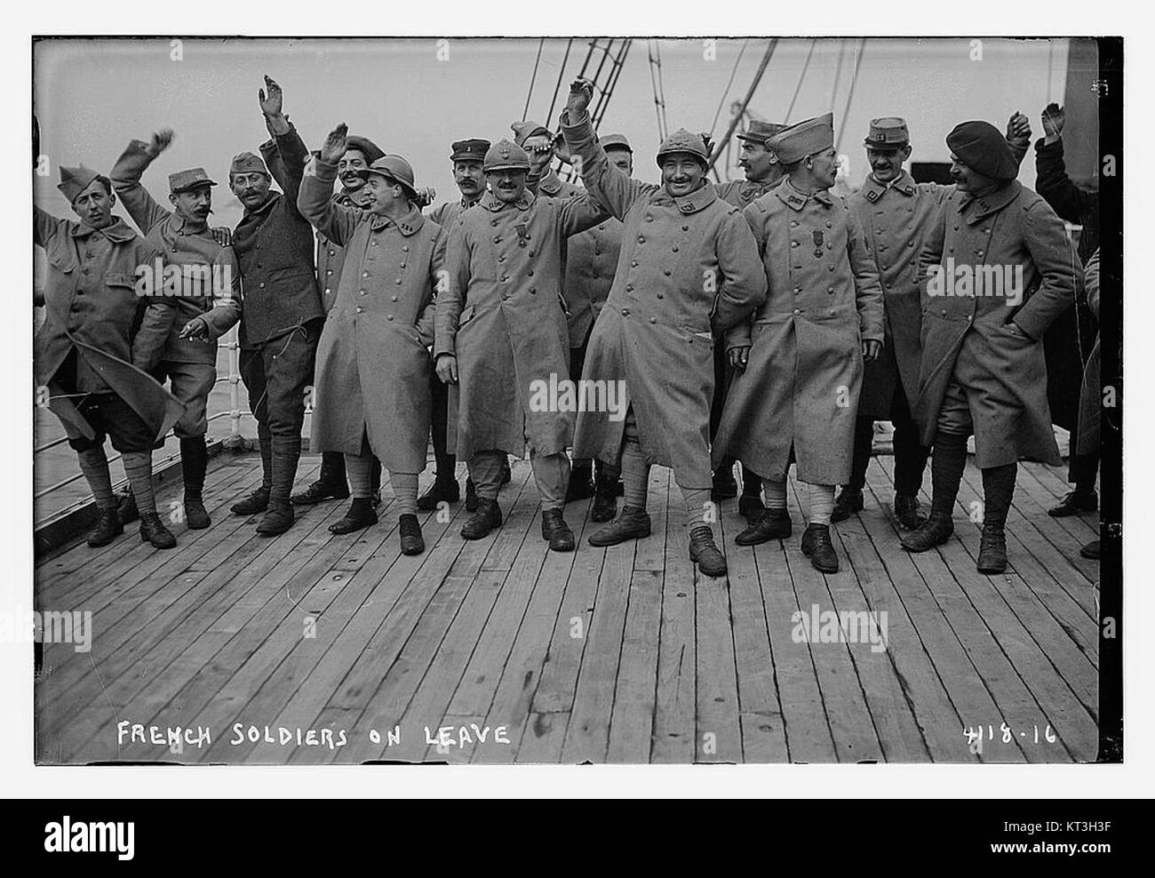 Questa immagine cattura i soldati francesi in congedo durante un periodo di conflitto, offrendo uno sguardo sulla vita del personale militare durante la guerra. La fotografia evidenzia gli aspetti emozionali e personali delle esperienze dei soldati in tempi così difficili. Foto Stock