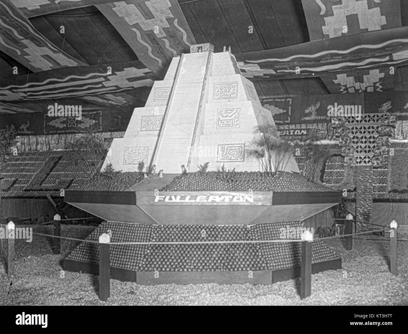 Fullerton's Valencia Orange Show, tenutosi nel 1931, è stato un evento agricolo che ha mostrato le arance di Valencia, un frutto importante nella storia agricola della California. Foto Stock