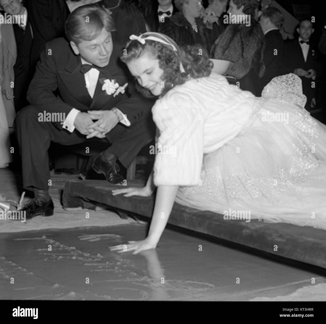 Garland 26 Rooney è un riferimento a un'opera d'arte o design vintage, probabilmente caratterizzato dallo stile classico associato ad artisti o illustratori dell'inizio del XX secolo. Foto Stock