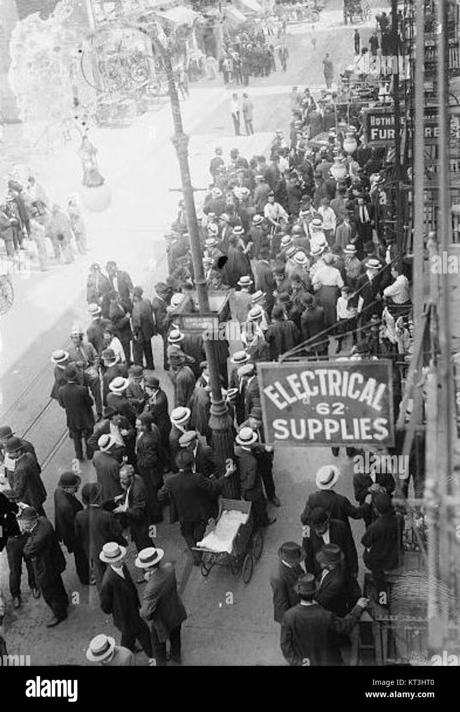 Il Garment Workers' Strike del luglio 1915 è stato un movimento operaio significativo negli Stati Uniti. Ha coinvolto i lavoratori del settore dell'abbigliamento che chiedevano migliori condizioni di lavoro, salari più elevati e riconoscimento sindacale, evidenziando le lotte per i diritti dei lavoratori all'inizio del XX secolo. Foto Stock