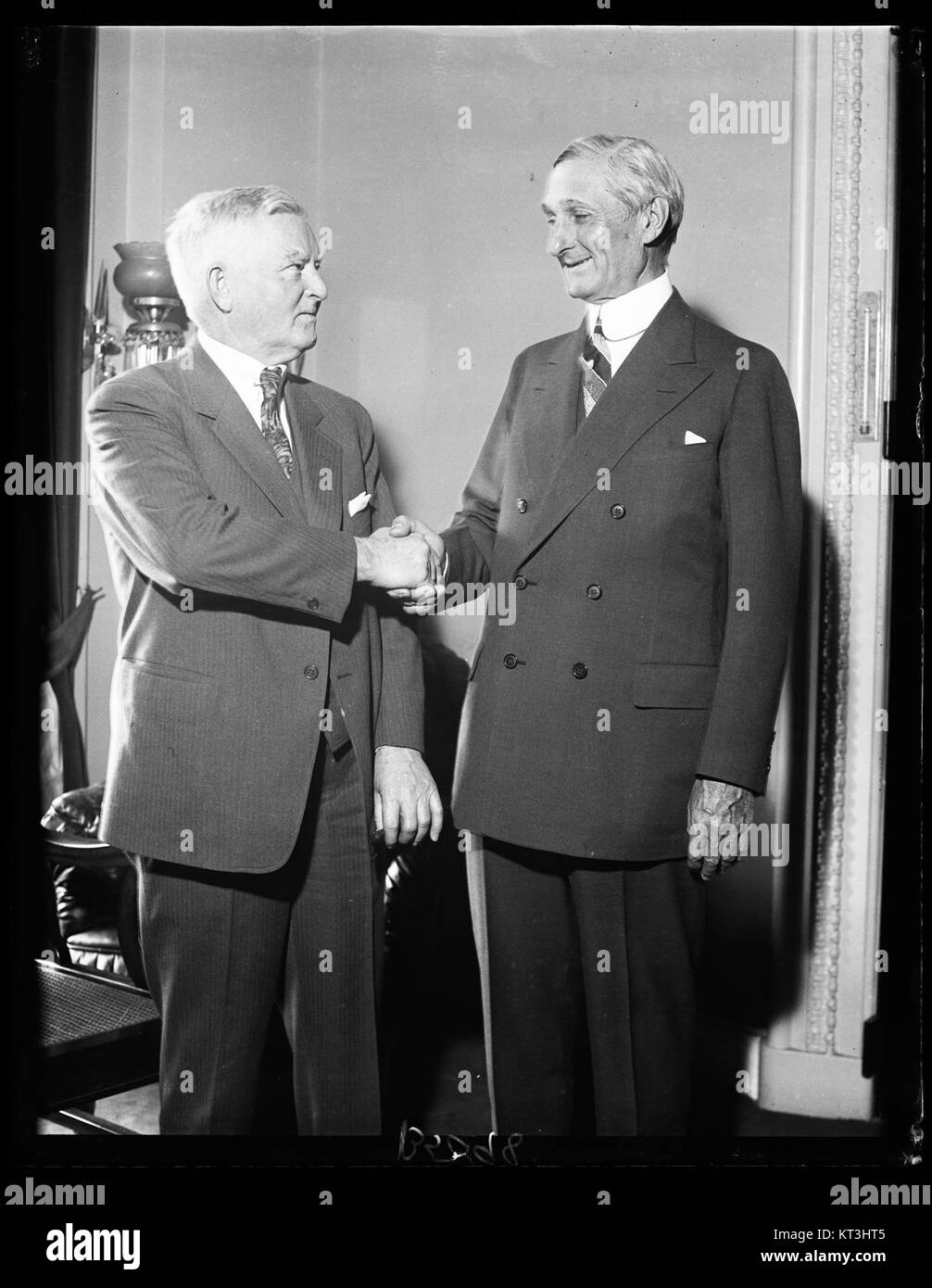 La fotografia intitolata "Garner and McAdoo 3-2-32" cattura un momento importante nella storia di due individui, Garner e McAdoo, datata 2 marzo 1932. L'immagine riflette un evento storico o un'interazione che coinvolge i due individui, catturando il momento con un contesto storico significativo. Foto Stock