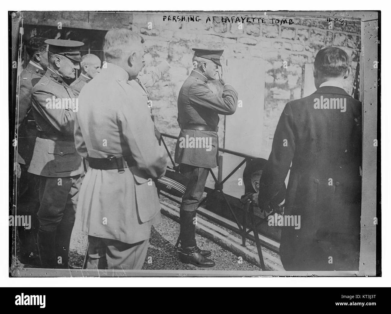 Questa immagine mostra il generale Pershing presso la tomba di Lafayetteâ, simboleggiando il forte rapporto tra Stati Uniti e Francia durante la prima guerra mondiale. La tomba è un importante sito storico, in onore delle alleanze franco-americane. Foto Stock