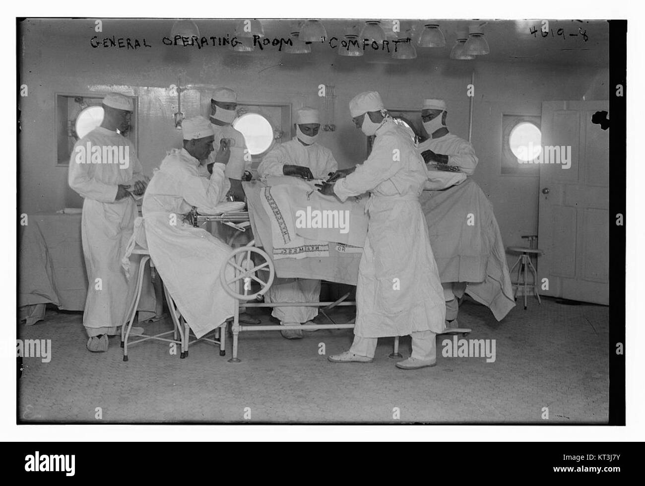 Questa immagine presenta una sala operatoria generale, che mette in evidenza le apparecchiature mediche moderne ed efficienti progettate per fornire comfort e supporto durante le procedure chirurgiche. La camera è stata progettata per garantire sicurezza, pulizia e benessere dei pazienti. Foto Stock