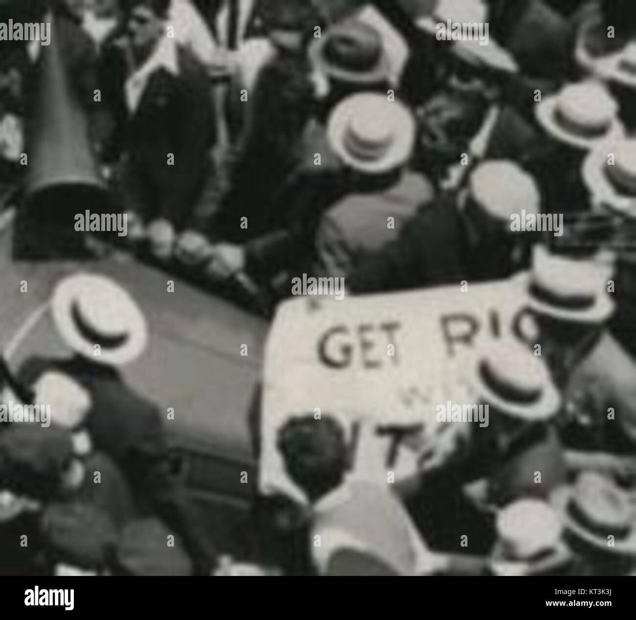 "Get Rich with al" è una pubblicità comica di Ritchie. La campagna è stata creata come un approccio ironico alla consulenza finanziaria, utilizzando umorismo e rivendicazioni audaci per attirare l'attenzione sul mercato dei consumatori del XXI secolo. Foto Stock