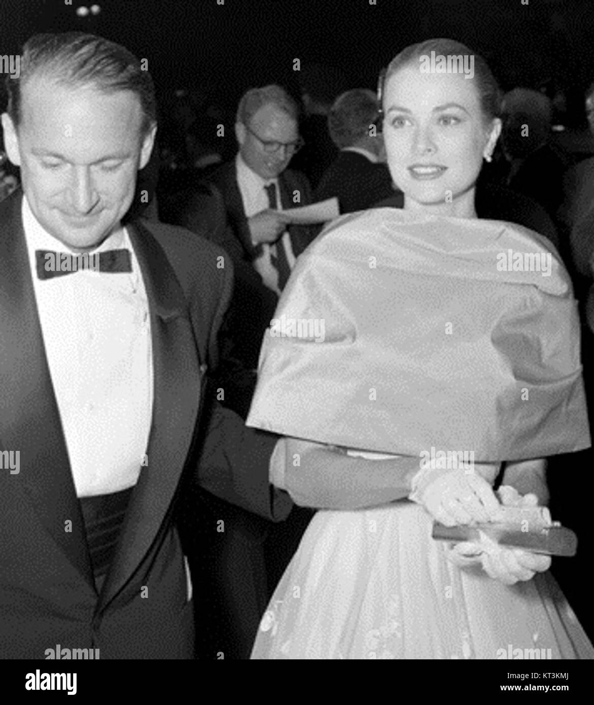 Grace Kelly, l'iconica attrice americana, è arrivata al 28° Oscar annuale nel 1956, dove ha vinto il Best Actress Oscar per la sua interpretazione in "The Country Girl". Questo evento segnò un importante traguardo nella sua carriera. Foto Stock