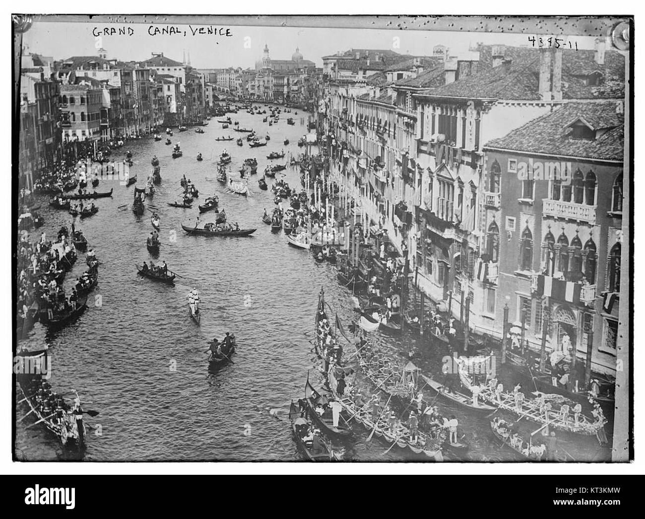 Il Canal grande di Venezia, in Italia, è il principale corso d'acqua che si snoda attraverso la città. Conosciuta per le sue viste panoramiche e l'architettura iconica, funge da importante via di trasporto per residenti e turisti. Foto Stock