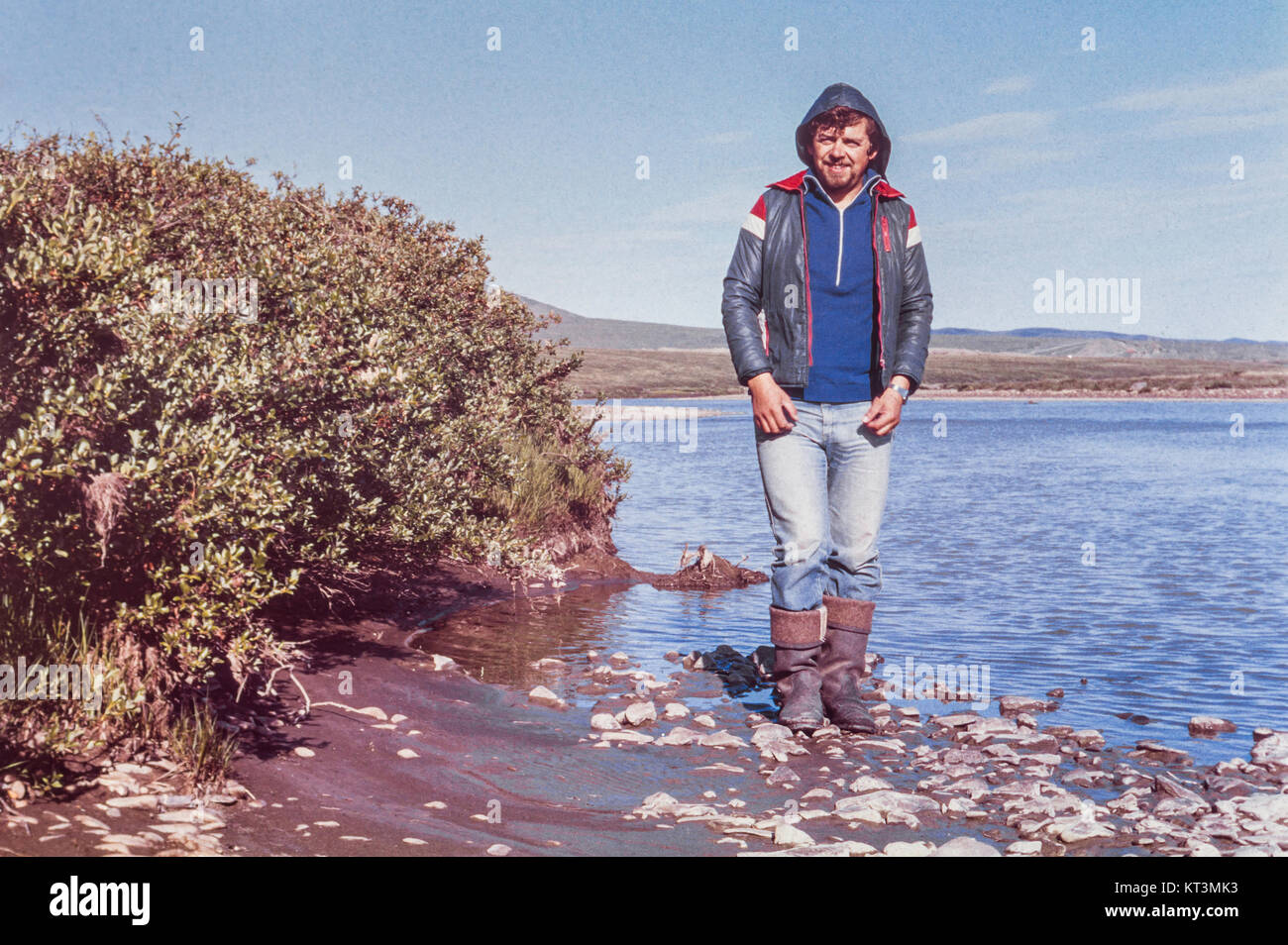 Ritratto di giovane oro sovietico-prospector - vintage foto scattata sul bordo di Mlelyuveem riverin nella tundra, Chukchi Peninsula, URSS, Luglio 1984 Foto Stock