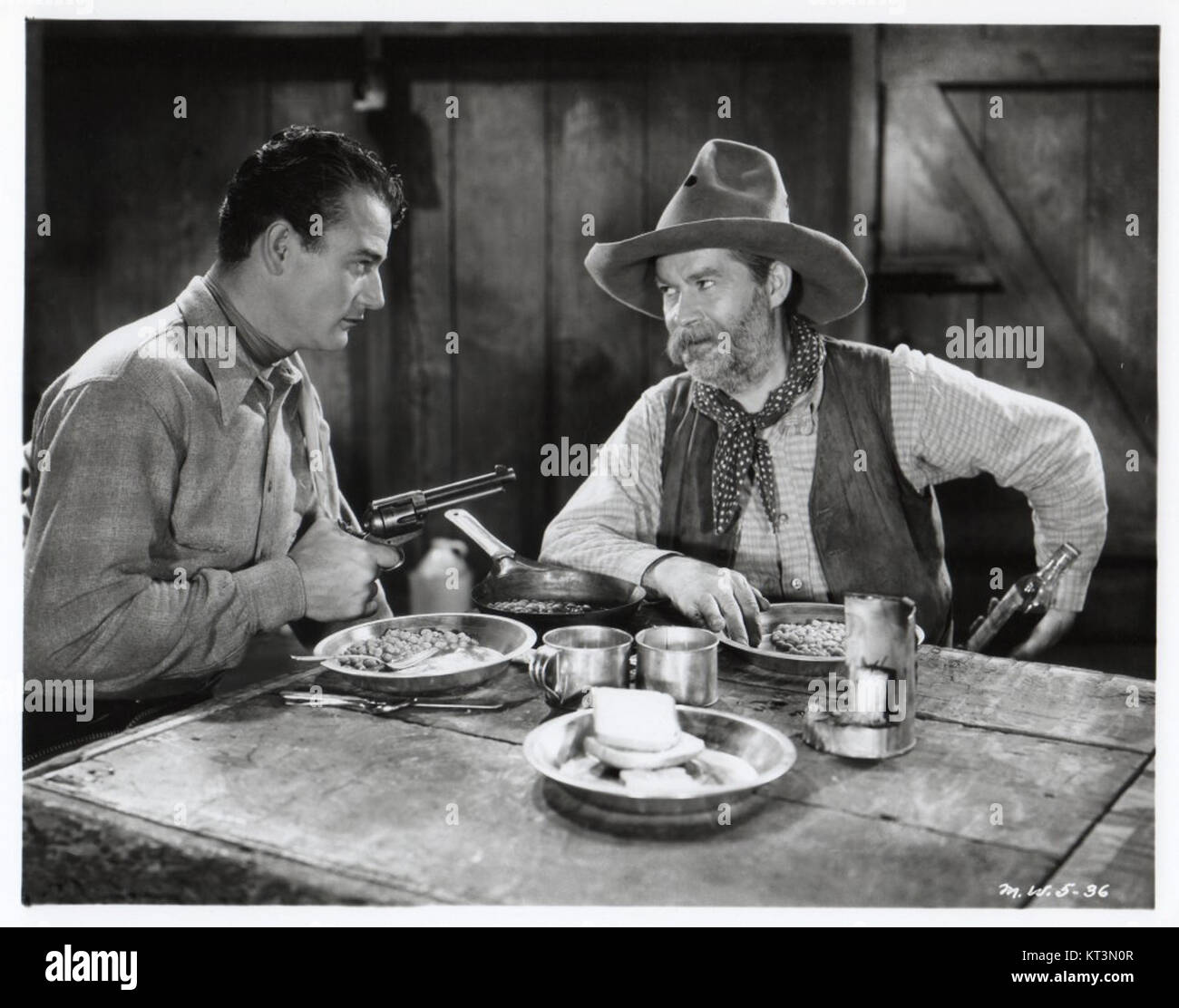 Gli attori George 'Gabby' Hayes e John Wayne in una scena del film WESTERN del 1934 "Blue Steel", diretto da Robert N. Bradbury. Foto Stock
