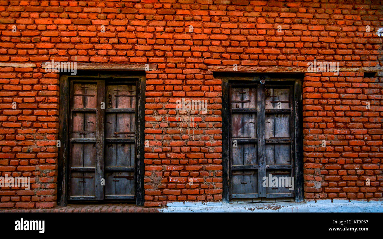 Chiuso il villaggio in legno Porte a tradional case o case, Madhya Pradesh, India Foto Stock