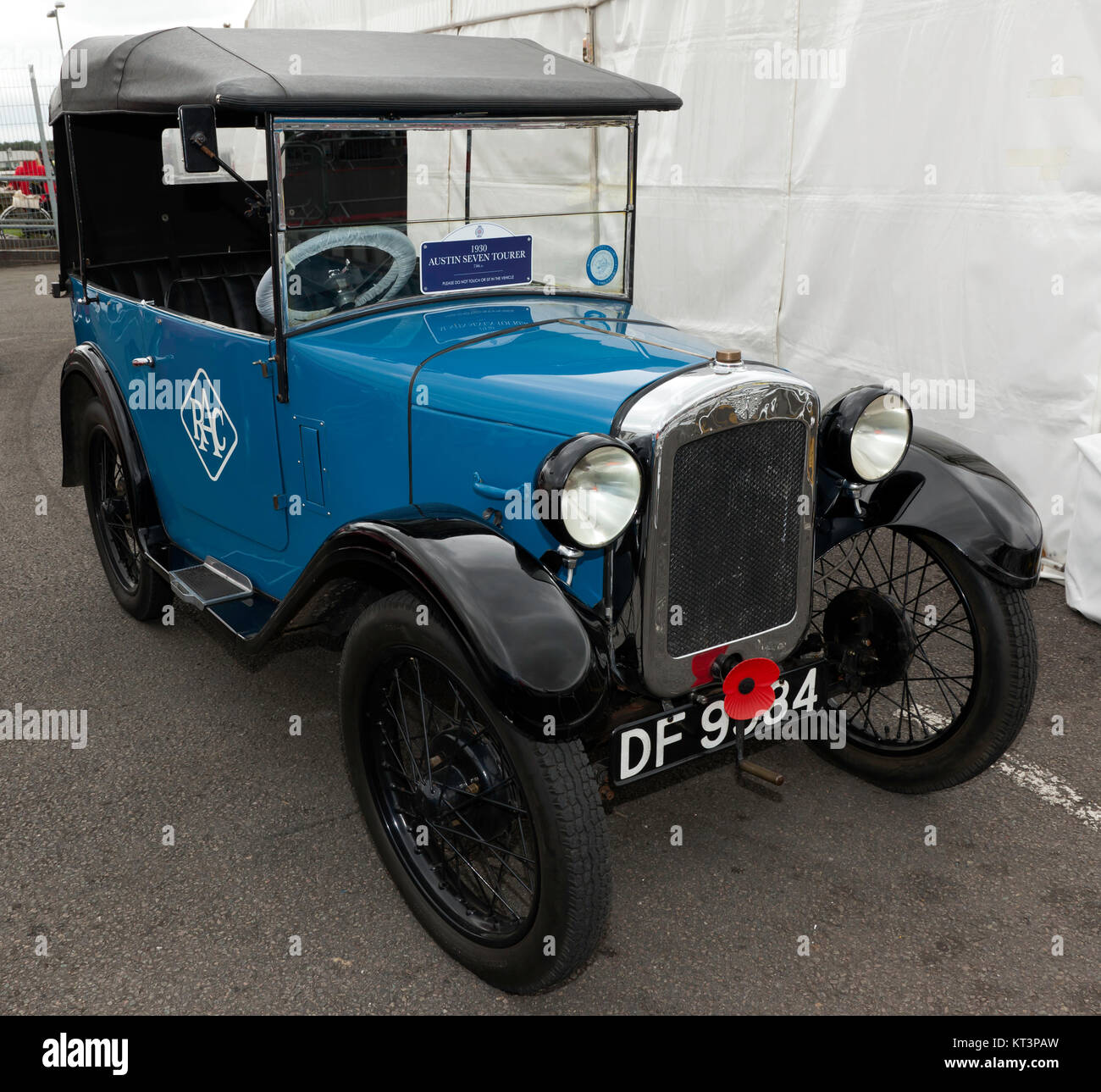 Tre quarti di vista frontale di un 1930 Austin Seven Tourer in livrea blu del RAC, sul display a 2017 Silverstone Classic Foto Stock