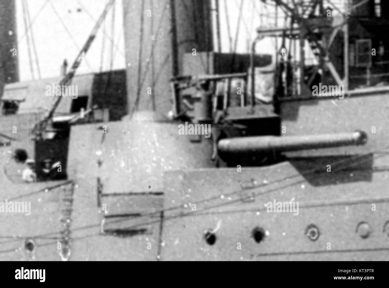 La HMS Antrim è dotata di un cannone ad ala da 7,5 pollici montato sul lato di dritta, parte del sistema di armamento della nave. Foto Stock La HMS Antrim è dotata di un cannone ad ala da 7,5 pollici montato sul lato di dritta, parte del sistema di armamento della nave. Foto Stock