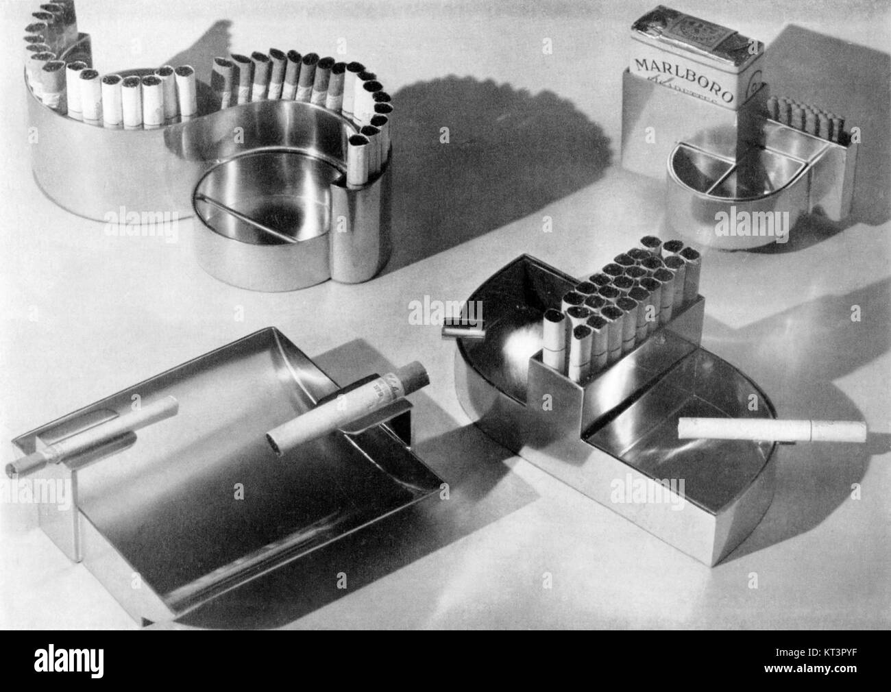 I portacenere Hoffmann sono oggetti da collezione progettati con precisione e spesso incarnano una cura artigianale unica. Questi posacenere divennero notevoli per il loro design artistico e la loro funzione, contribuendo sia alle arti decorative che all'uso pratico. Foto Stock