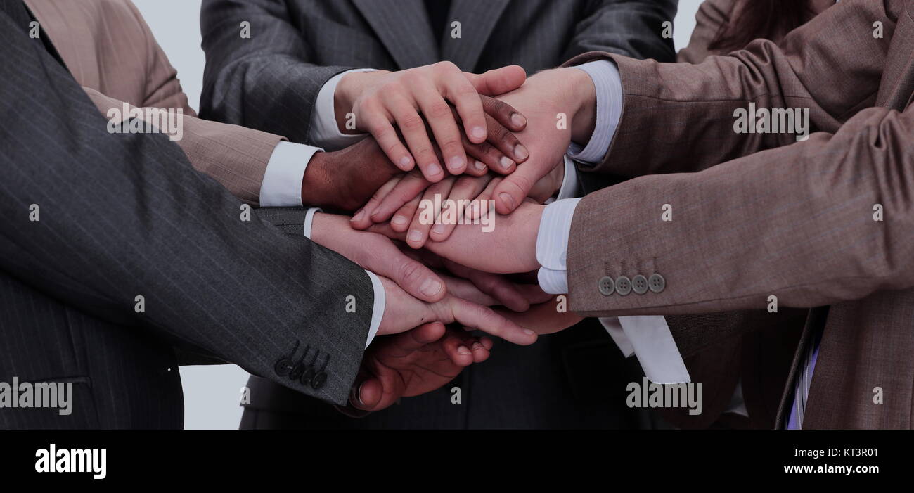 Un gruppo di persone di affari di mettere le mani sulla parte superiore di ogni altri Foto Stock