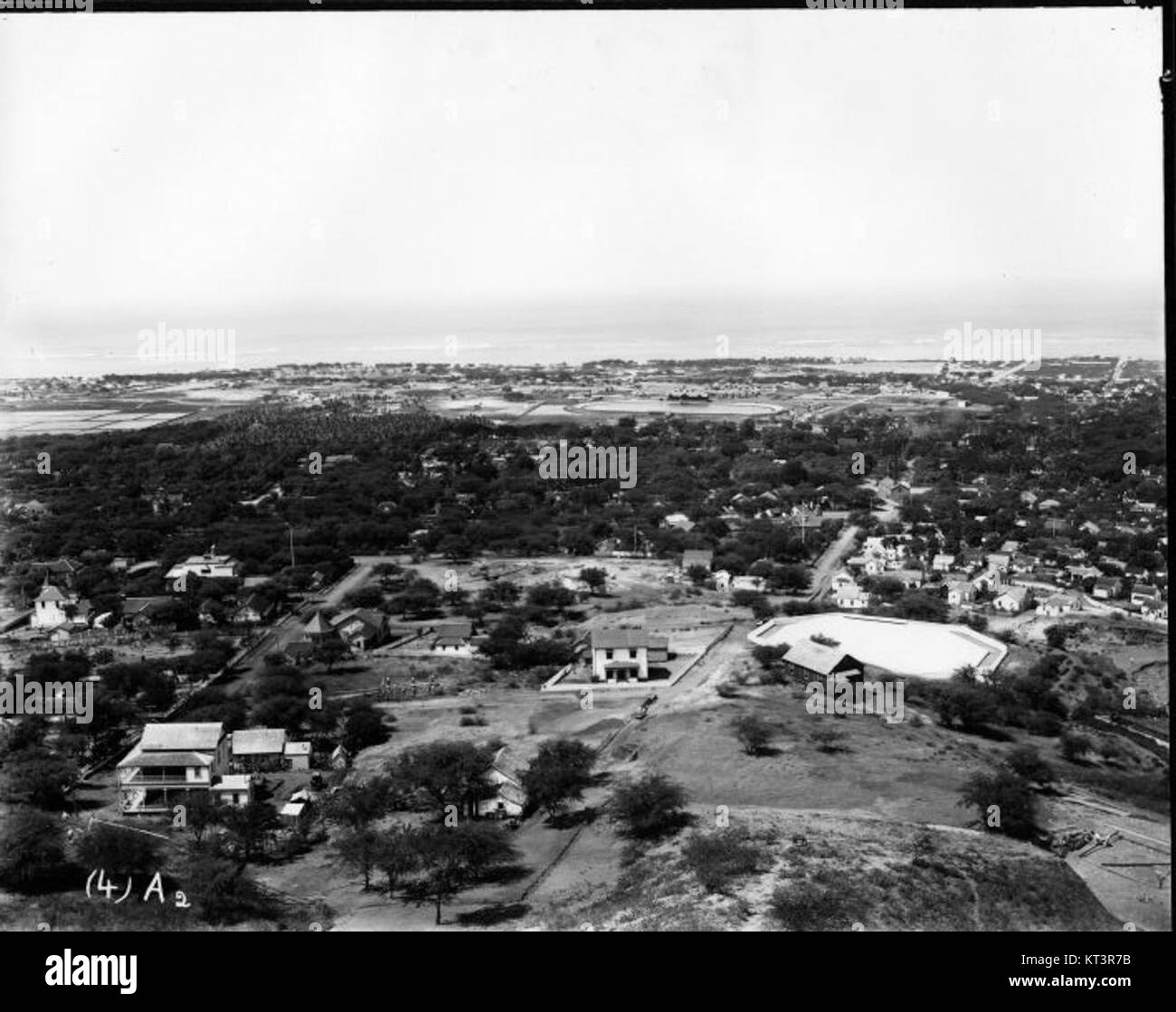 Questa fotografia di Honolulu, scattata dal cratere Punchbowl, cattura una vista panoramica della città, evidenziando la sua bellezza costiera e il paesaggio vulcanico circostante. Foto Stock