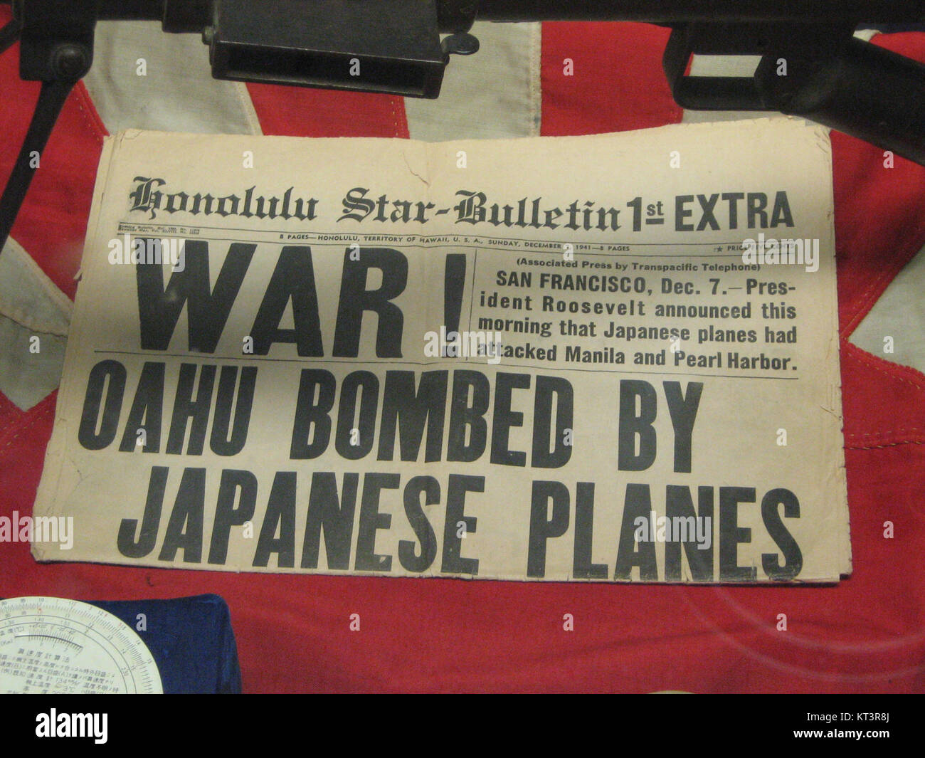 L'Honolulu Star-Bulletin, datato 7 dicembre 1941, riferisce dell'attacco a Pearl Harbor. Questa edizione storica del giornale cattura la risposta immediata e le conseguenze dello sciopero militare a sorpresa del Giappone sugli Stati Uniti. Foto Stock