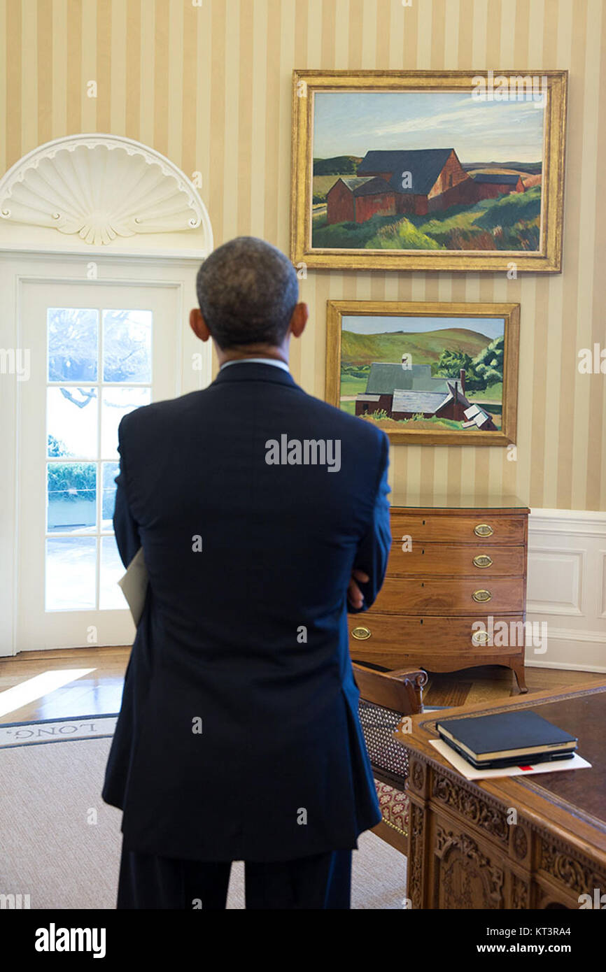 I dipinti di Edward Hopper sono esposti nell'Ufficio ovale, portando un elemento unico dell'arte americana nello spazio presidenziale. Le sue opere, note per le loro rappresentazioni della vita americana, migliorano il significato culturale e storico dell'ufficio. Foto Stock