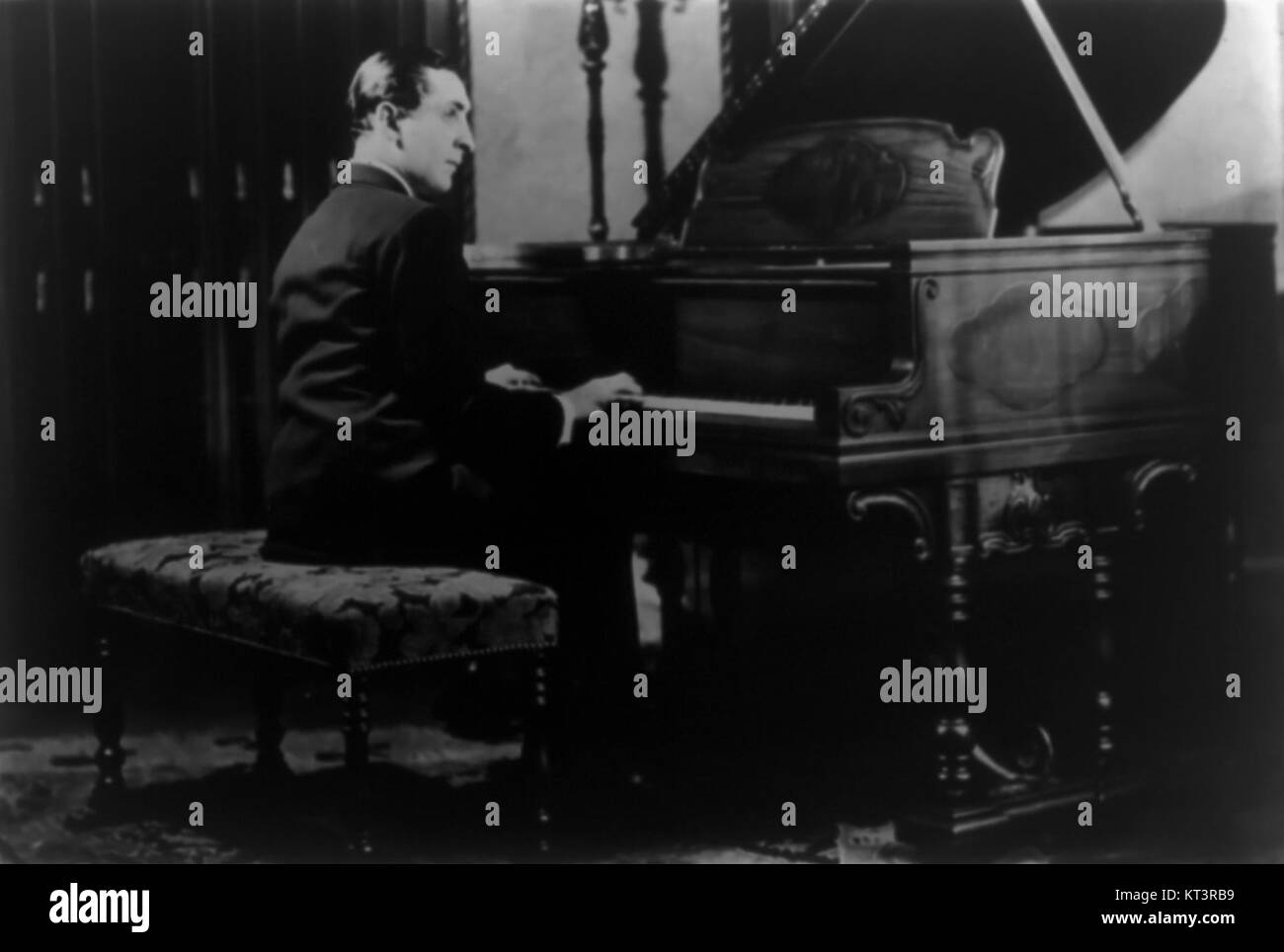 L'immagine di un pianoforte Horowitz con l'associazione di Bain evidenzia l'importanza di questo strumento nella storia della musica classica. Horowitz, un rinomato pianista, è noto per la sua maestria nell'esecuzione del pianoforte e lo strumento è diventato una parte iconica della sua eredità. Foto Stock