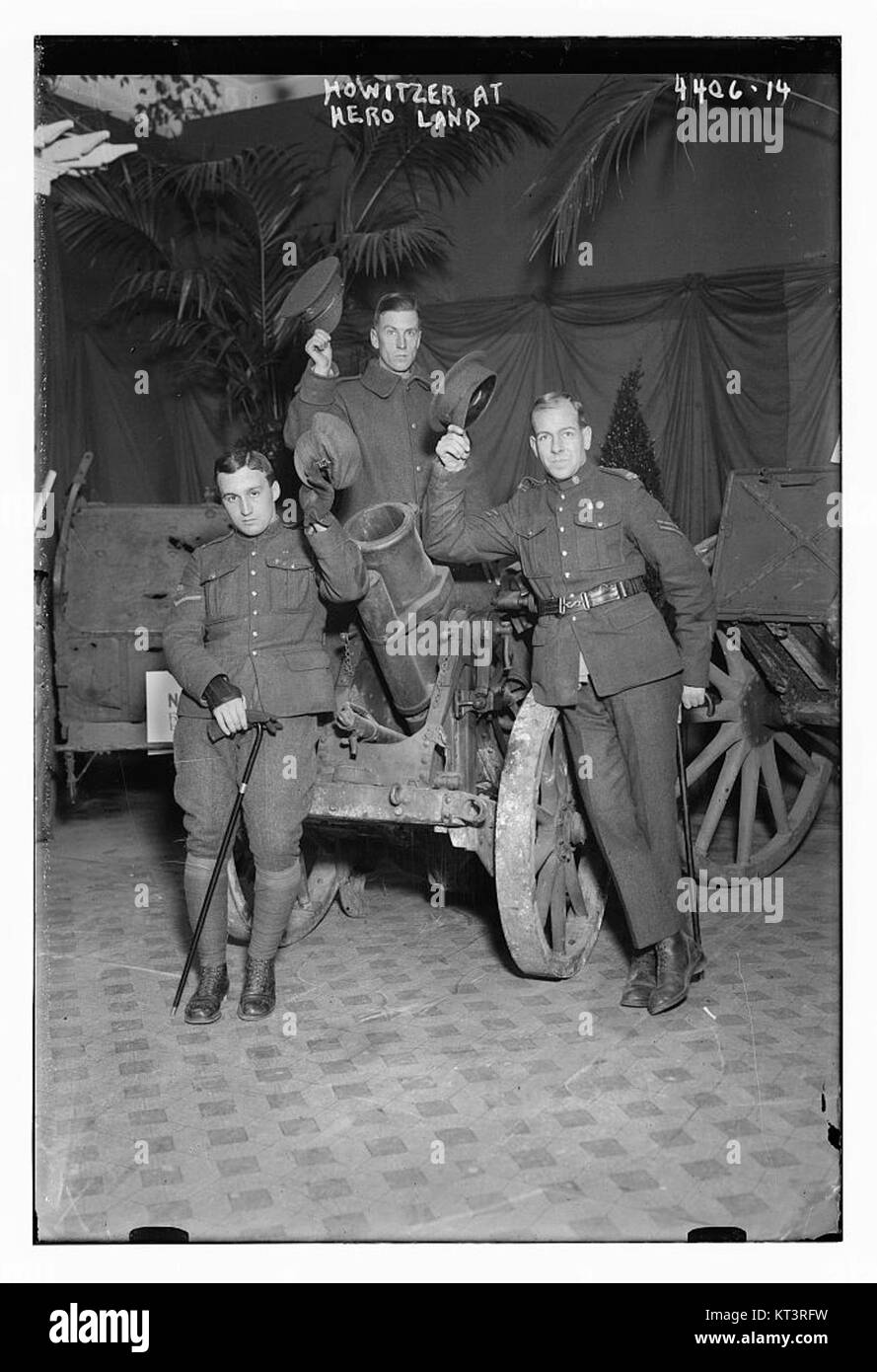 Questa immagine raffigura un obice esposto a Hero Land, un sito dedicato alla storia militare. L'obice è un importante pezzo di artiglieria utilizzato nella guerra, che illustra il patrimonio militare e l'importanza dell'artiglieria nella storia dei combattimenti. Foto Stock