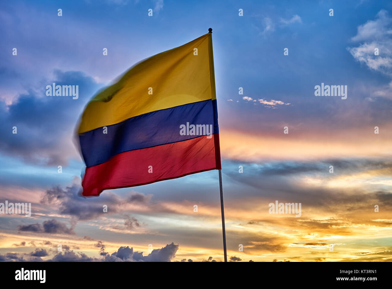 Sventola bandiera colombiana di nuovo Cielo di tramonto Foto Stock