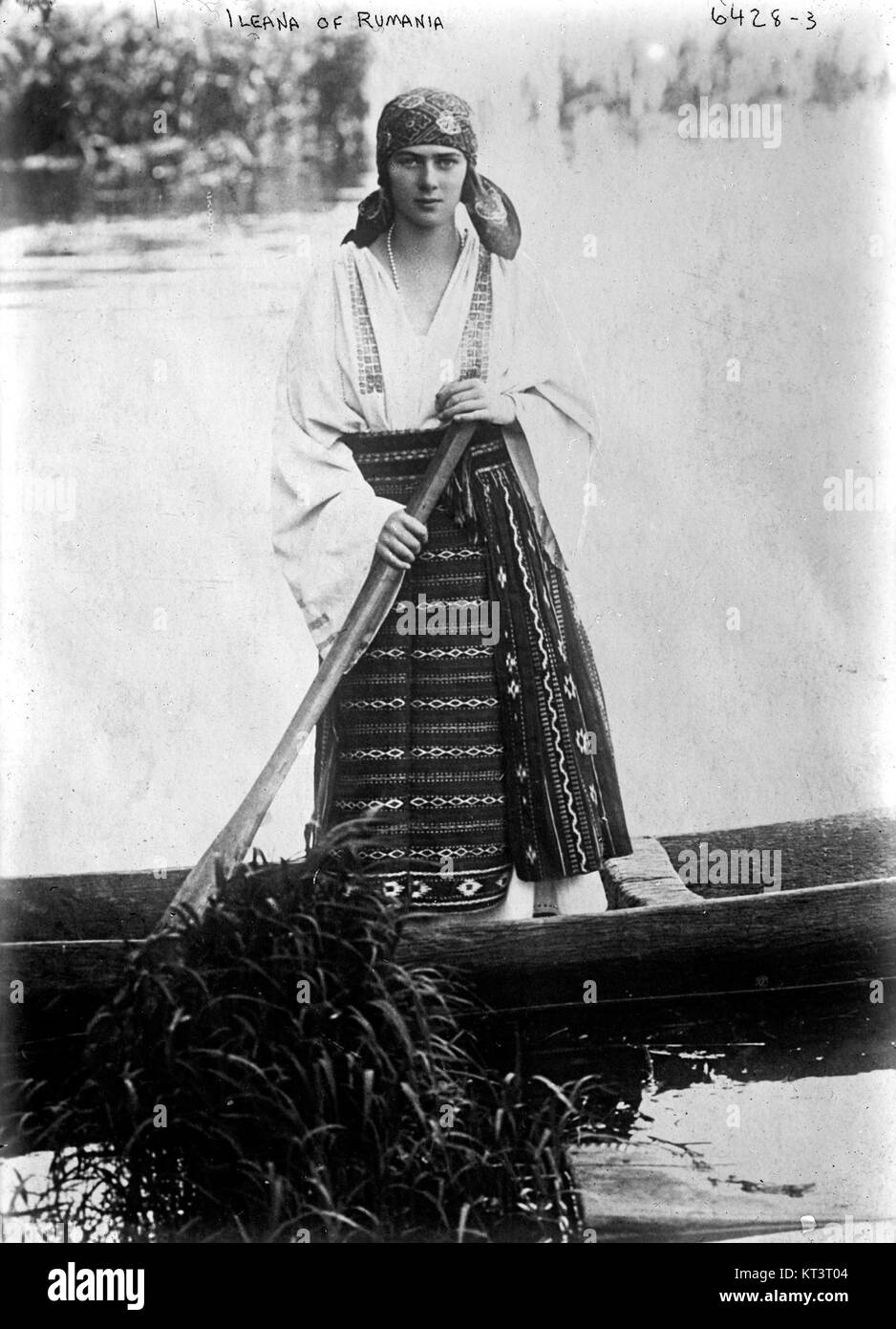 Ileana di Romania, membro della famiglia reale rumena, è nota per le sue eleganti scelte di moda. Questo abito sfoggia il suo stile sofisticato, probabilmente indossato per un evento reale o un'apparizione pubblica. Foto Stock