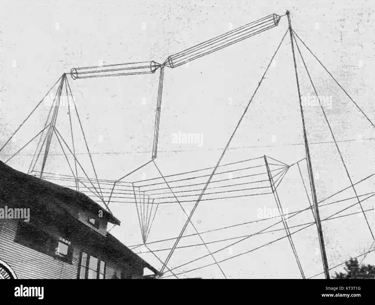 Le antenne a T amatoriali sono progettate per l'uso nelle operazioni radio HAM, fornendo segnali di comunicazione per gli appassionati di radio. Queste antenne sono utilizzate per varie frequenze e sono una parte fondamentale delle configurazioni radio amatoriali. Foto Stock